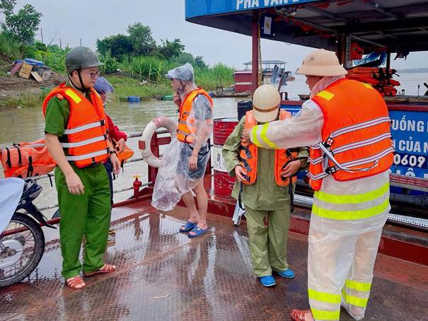 CSGT Hà Nội phối hợp lực lượng triển khai ứng phó với cơn bão số 3.