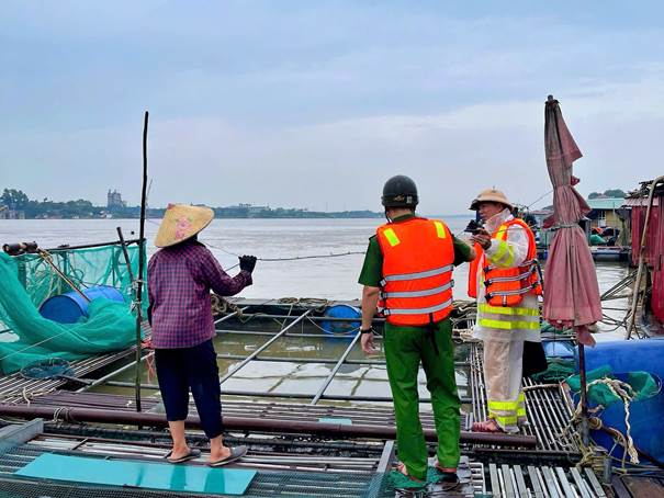 Đội Cảnh sát đường thủy số 2 cùng Công an xã Bát Tràng hướng dẫn người dân ứng phó bão.