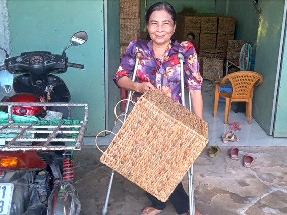 Bà Mười nỗ lực vươn lên từ nghề đan lục bình. (Ảnh Báo Lao Động)