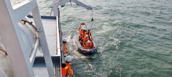 Hình ảnh công tác cứu nạn 06 thuyền viên lên tàu SAR 411