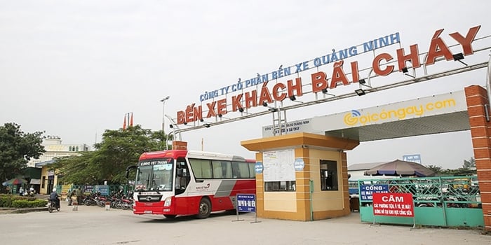 Hiện trên cung đường Vân Đồn - Quảng Yên đã hiện hữu 2 tuyến xe buýt Bãi Cháy - Vân Đồn và tuyến Hòn Gai - Quảng Yên. Ảnh: Báo Thời đại