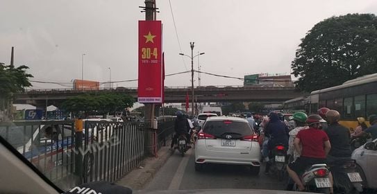 Phản ánh tới VOV Giao thông, một số thính giả cho biết đã ra khỏi nhà từ 6h sáng nhưng giờ vẫn đang mắc kẹt trong cảnh ùn tắc, chưa ra được khỏi Hà Nội