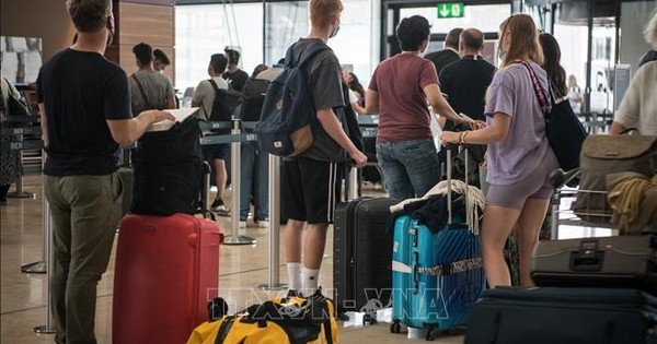 Hành khách tại sân bay Brandenburg, Đức. Ảnh minh họa: AFP/TTXVN