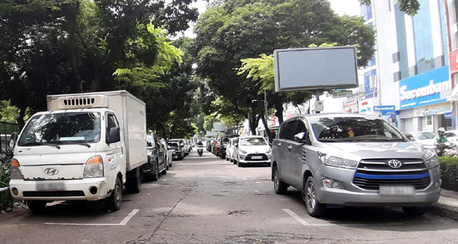 Thiếu bãi đỗ xe, TP Hồ Chí Minh phải bố trí bãi đỗ ô tô trên mặt đường. Ảnh tư liệu: Mạnh Linh/Báo Tin tức