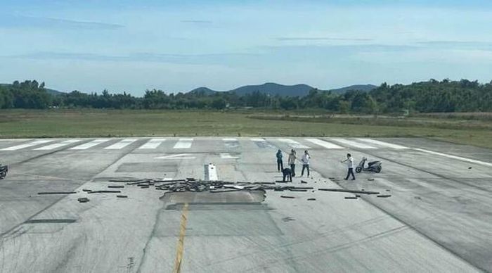 Đường băng sân bay Vinh bị nứt vỡ, không thể tiếp nhận các chuyến bay từ trưa ngày 3/7 (Ảnh: ANTĐ)