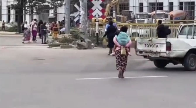 Người dân qua lại giao lộ Adebaye, thủ đô Addis Ababa, Ethiopia phải đối mặt với mối nguy TNGT hàng ngày. Ảnh cắt từ clip