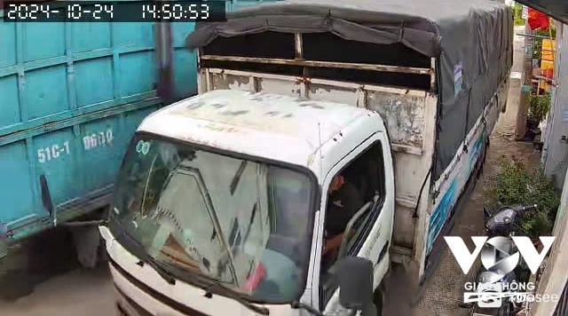 Con hẻm với lộ giới chỉ khoảng hơn 5m nay trở thành điểm dừng đỗ song song của 2 chiếc xe tải