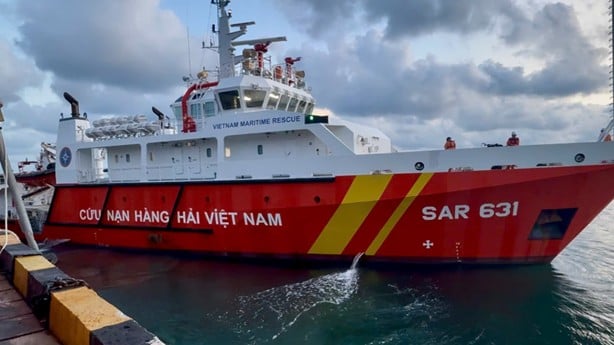 Tàu chuyên dụng tìm kiếm cứu nạn SAR 631 rời cầu đi cứu nạn