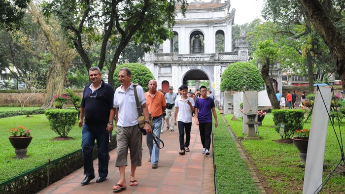 Các du khách cũng rất thích thú với những nét văn hóa truyền thống của người Việt. Ảnh: Báo Điện tử Chính phủ