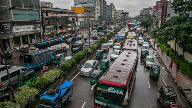 Dhaka là một trong những thành phố có tình trạng ùn tắc giao thông nghiêm trọng nhất. Ảnh: AP