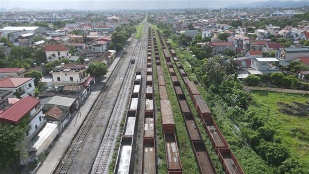 Dự án đường sắt Yên Viên-Cái Lân 'treo' quá lâu khiến các toa tàu, tà vẹt, đường ray lâu không vận hành đã xuống cấp, hoen rỉ (Ảnh: TTXVN)