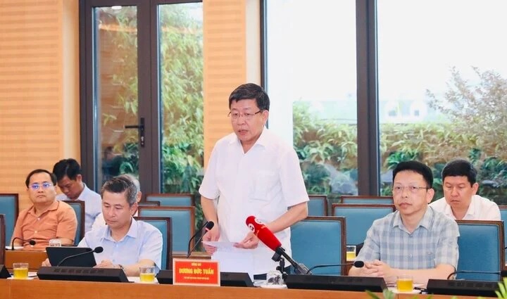 Phó Chủ tịch UBND TP Hà Nội Dương Đức Tuấn thông tin tại buổi làm việc.