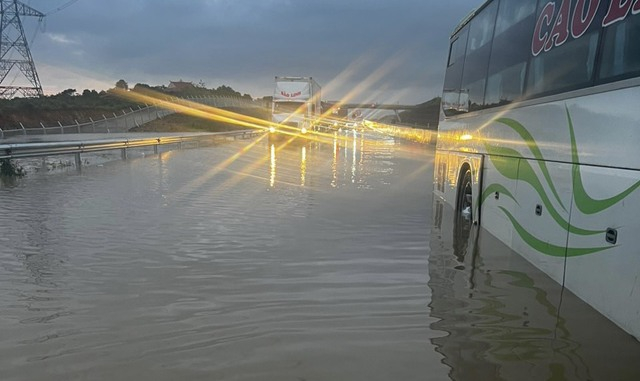 Cao tốc Phan Thiết - Dầu Giây ngập nước khiến nhiều xe chết máy sáng sớm 29/7 (Ảnh: Thanh Niên)