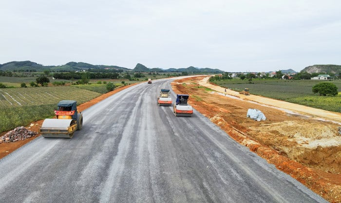 Thi công dự án cao tốc Mỹ Thuận - Cần Thơ (Ảnh: VGP)