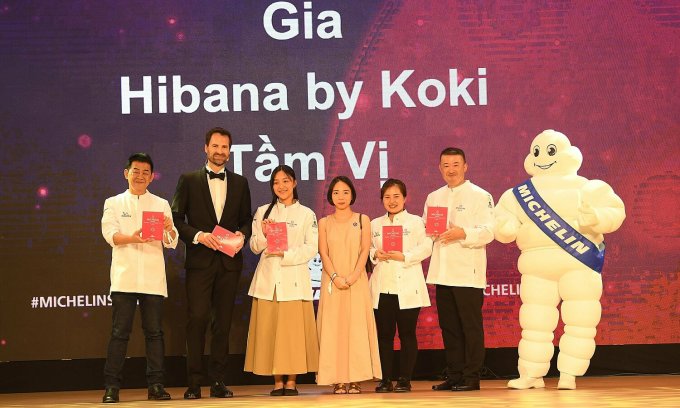 Đại diện các nhà hàng đầu tiên tại Việt Nam nhận một sao Michelin tại Hà Nội tối 6/6. Ảnh: Michelin Guide