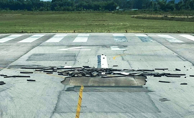 Hiện trường sự cố bong tróc đường băng tại sân bay Vinh xảy ra ngày 3/7