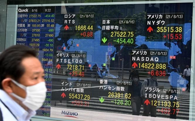 Bảng điện tử thông báo chỉ số Nikkei 225 tại thị trường chứng khoán Tokyo. (Ảnh: AFP/TTXVN)