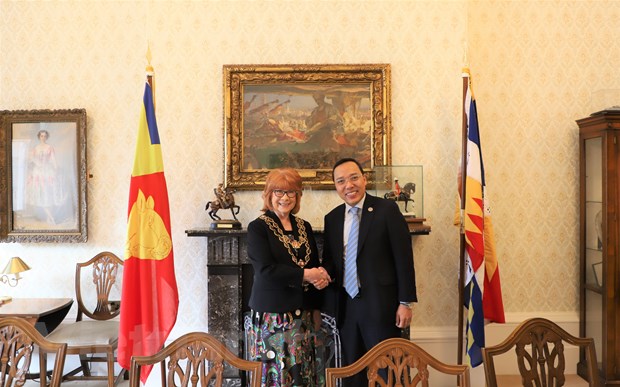 Thị trưởng Birmingham Maureen Cornish chào đón Đại sứ Nguyễn Hoàng Long. (Ảnh: Phong Hà/TTXVN)