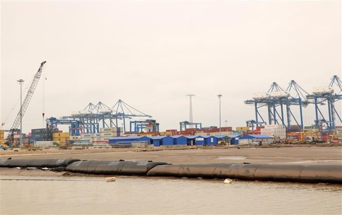 Bến số 1,2 thuộc cảng nước sâu Lạch Huyện đã đón được tàu 14.000 teus. (Ảnh: Minh Thu/TTXVN)