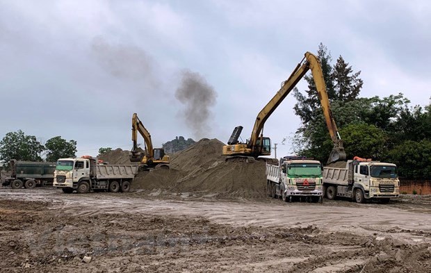 Nguồn vật liệu cát cung cấp cho dự án cao tốc Bắc-Nam giai đoạn 2021-2025 hiện cũng đang còn khó khăn và vướng mắc đã ảnh hưởng đến tiến độ thi công. (Ảnh: Việt Hùng/Vietnam+)