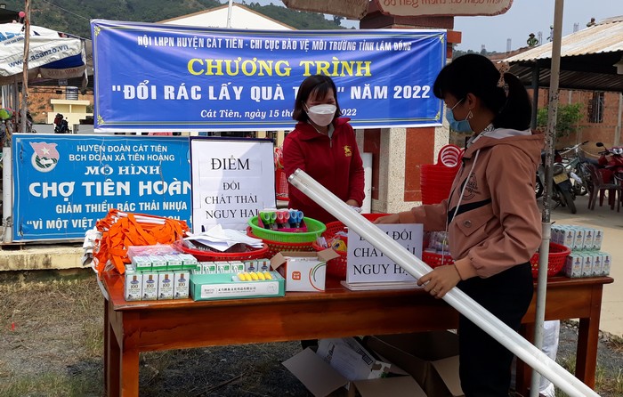 Mô hình đổi rác lấy quà tại huyện Cát Tiên, tỉnh Lâm Đồng