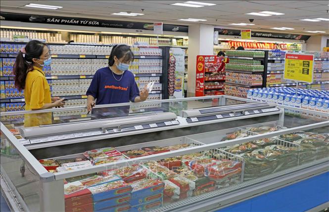 Người dân mua sắm tại siêu thị Winmart. Ảnh: Trần Việt/TTXVN