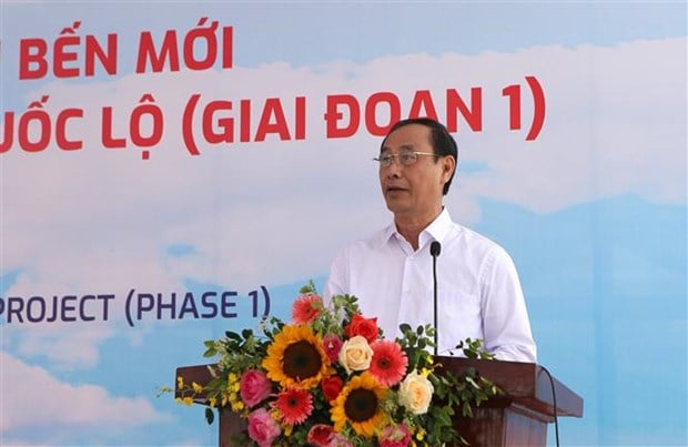 Thứ trưởng Bộ Giao thông vận tải Lê Đình Thọ phát phát lệnh khởi công dự án. (Ảnh: Công Luật/TTXVN)