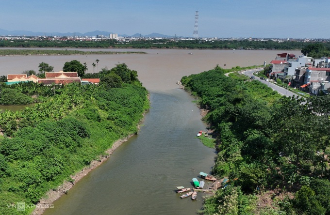 Sông Nhuệ tại điểm giao cắt sông Hồng. Ảnh: Ngọc Thành/VnExpress