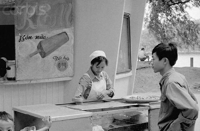 Một số ki-ốt bán kem ở Hà Nội từ 1936 đã thuê thiếu nữ ở nông thôn ra làm (Ảnh: Corbis)
