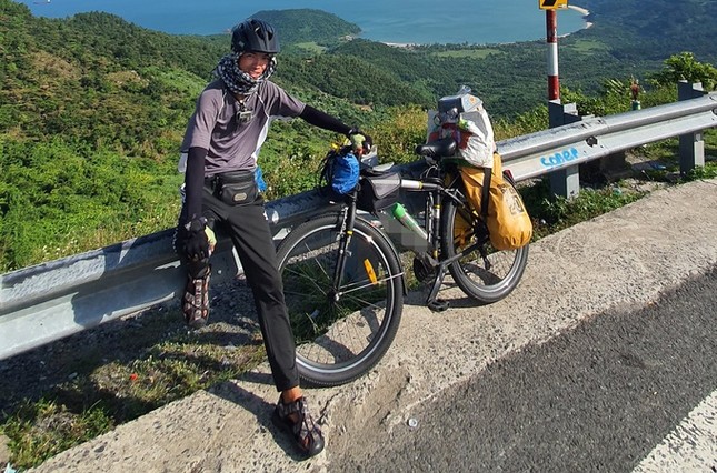 Chuyến đi phượt đầu tiên bằng xe đạp của Trần Việt Dương diễn ra vào năm anh 18 tuổi (Ảnh: NVCC)