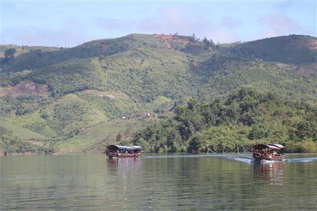 Hai phương tiện vận chuyển khách trên hồ Tà Đùng, Đắk Nông. (Ảnh: Hưng Thịnh/TTXVN)