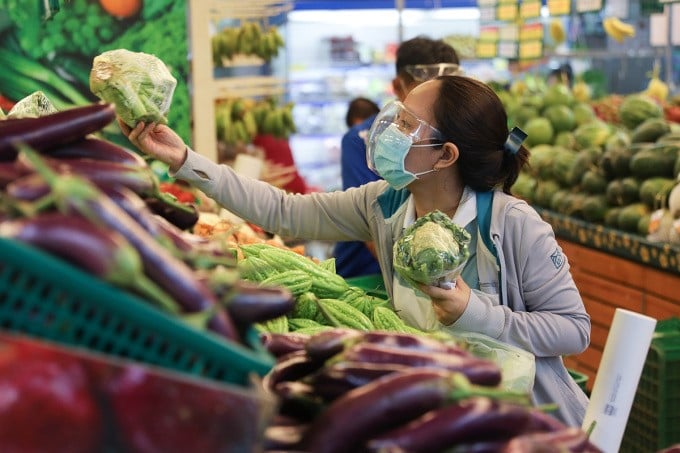 Người dân mua sắm tại một siêu thị ở TP HCM. Ảnh: Quỳnh Trần/VnExpress
