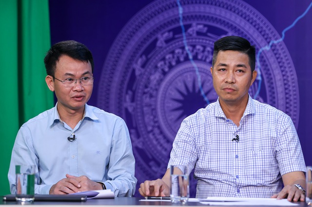 Ông Bùi Trình, Tổng Gíám đốc VDTC (trái) và ông Hồ Trọng Vinh, Phó Tổng giám đốc VETC (phải) (Ảnh: VGP)