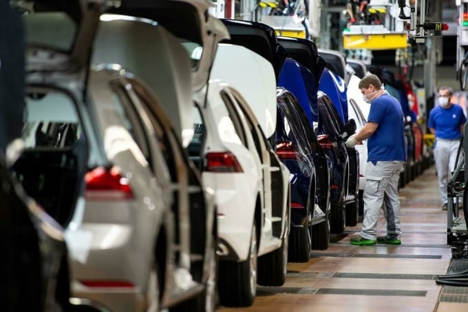Công nhân trong một nhà máy Volkswagen ở Wolfsburg (Đức). Ảnh: Reuters