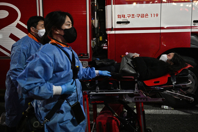 Nhân viên y tế đưa người bị thương trong vụ việc ở Seoul đi cấp cứu. Ảnh: AFP.