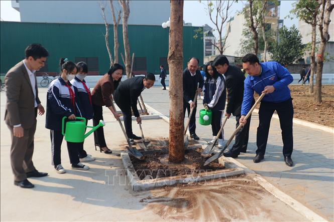 Lãnh đạo huyện Đông Anh trồng cây xanh tại khu ao số 3 thôn Nhuế xã Kim Chung sau khi được xây dựng, cải tạo lại thành công viên. Ảnh: Mạnh Khánh/TTXVN