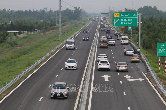 Phương tiện lưu thông trên cao tốc Trung Lương - Mỹ Thuận, đoạn qua xã Tân Phú, thị xã Cai Lậy. Ảnh tư liệu: Minh Trí/TTXVN
