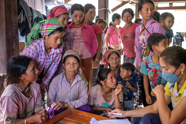Nhân viên y tế Lý Thị Nhiêu đang thu thập dữ liệu test nhanh chẩn đoán bệnh sốt rét từ dân làng. ©WHO/L.Pham