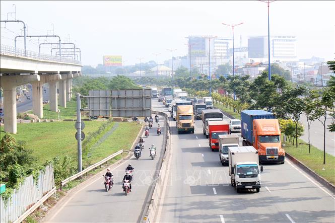 Hiện trục chính kết nối khu vực Đông Nam bộ và Đồng bằng sông Cửu Long qua TP Hồ Chí Minh vẫn là Quốc lộ 1, khiến áp lực giao thông rất lớn
