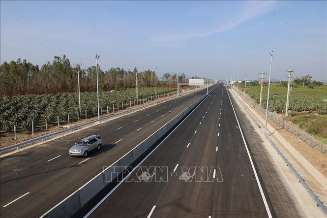Tuyến đường bộ cao tốc Phan Thiết - Dầu Giây, đoạn qua tỉnh Bình Thuận. Ảnh: Dương Giang/TTXVN