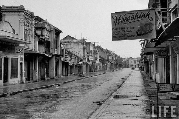 Năm 1936, quán kem đầu tiên do người Việt mở ra ở số 37 phố Cầu Gỗ có tên là Zéphyr (Ảnh: LIFE)