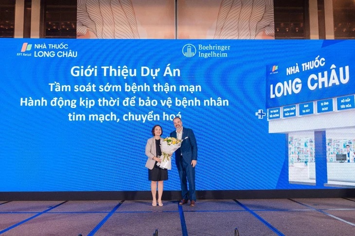 Nhà thuốc Long Châu hợp lực cùng Boehringer Ingelheim, công ty dược phẩm hàng đầu của Đức công bố triển khai chương trình tầm soát sớm bệnh thận mạn (Ảnh: FPT Long Châu)