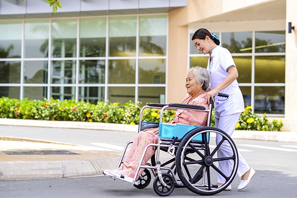 Những người có điều kiện để được tiếp cận các dịch vụ chăm sóc tại các viện dưỡng lão không phải là nhiều (Ảnh: CIH)