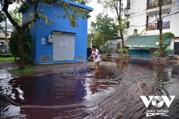 “Trước đây, khi trời mưa lớn gây ngập đường nhưng không có màu đỏ lạ thường như vậy. Nước ngập cao và có màu đỏ ngòm như vậy không biết có ảnh hưởng đến sức khoẻ không nếu chạm vào da…” - ông An, 1 người dân địa phương cho biết.