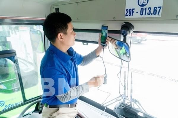 Công ty TNHH Phát triển công nghệ Điện tử Bình Anh (BA GPS) lắp đặt camera giám sát trên xe khách. Ảnh: CTV/BNEWS/TTXVN
