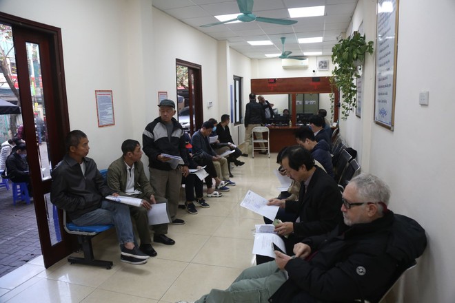 Người dân chờ tại điểm cấp đổi giấy phép lái xe số 16 Cao Bá Quát, Hà Nội. Ảnh: Hà Nội Mới