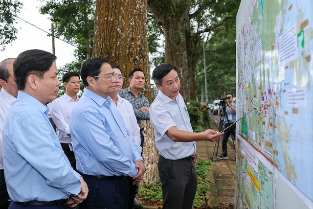 Thủ tướng Phạm Minh Chính khảo sát hướng tuyến dự án cao tốc Khánh Hòa-Buôn Ma Thuột. Ảnh: VGP/Nhật Bắc