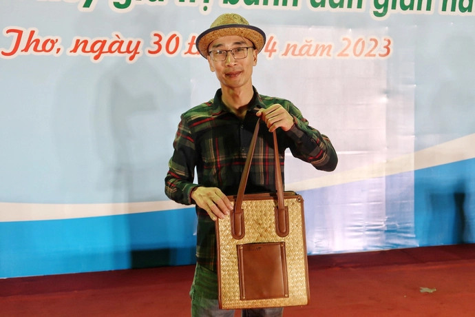 Anh Bùi Văn Được - Giám đốc Công ty TNHH Miền Tây Xanh (Long An) và sản phẩm túi xách làm từ cỏ bàng.