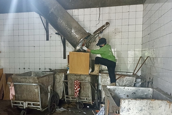 Nhân viên thu gom rác tại hầm đổ rác khu đô thị Trung Hoà - Nhân Chính. Ảnh minh hoạ: Duy Linh