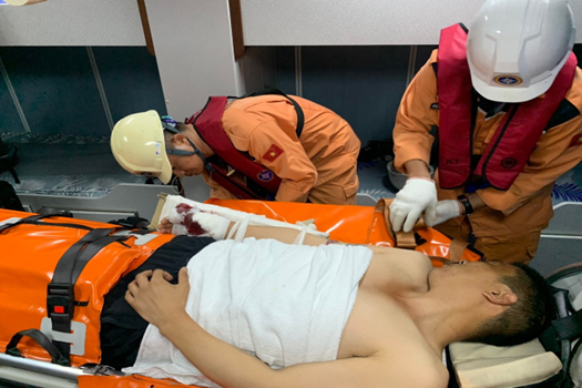 Lực lượng tìm kiếm cứu nạn hàng hải tiến hành tiếp nhận nạn nhân trên biển